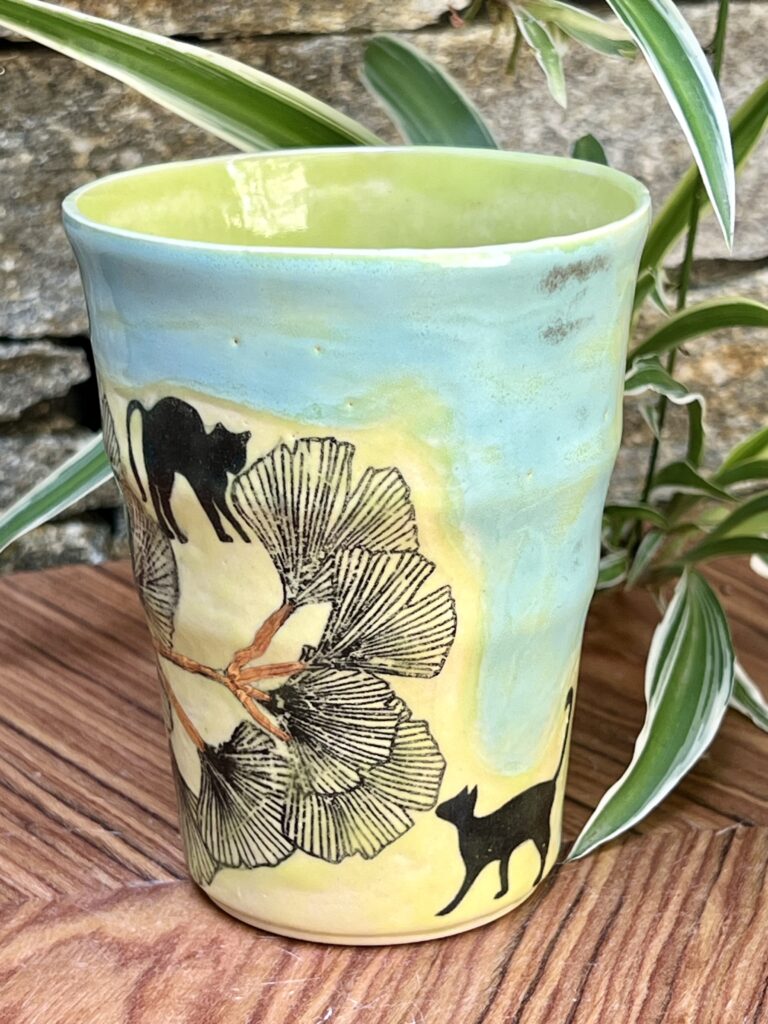 22 - Becher "Ginkgo mit Katzen"