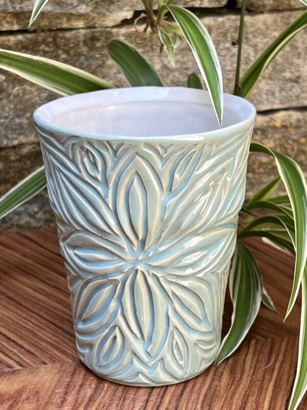 28 - Becher "Pretty Carving"