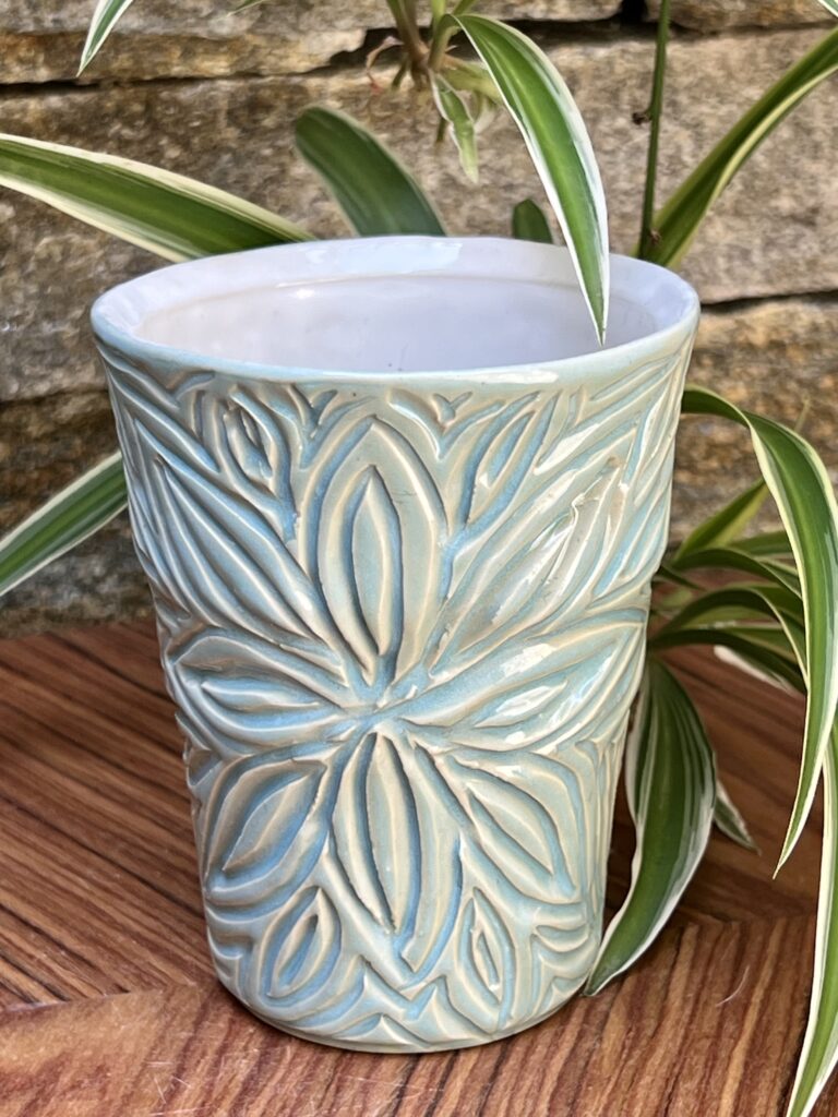 28 - Becher "Pretty Carving"